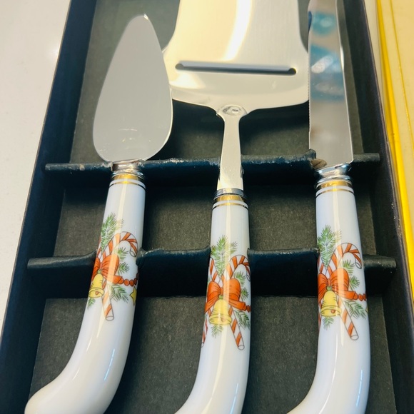 Fitz and Floyd three-piece cheese serving set from the St. Nicholas collection - Picture 2 of 3